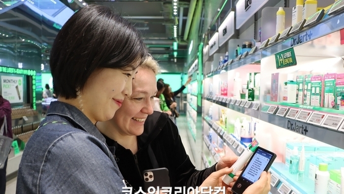 CJ올리브영, 외국인 마케팅 강화 전국 매장에 '휴대용 번역기' 도입