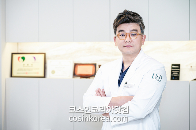 [리얼 인터뷰] 원진성형외과 강문석 대표원장 “의료인 기준으로 설계한 화장품, 신뢰할 수 있는 이유죠”