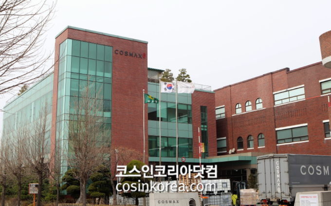 글로벌 화장품 연구·개발·생산(ODM)회사 코스맥스가 올해도 호실적을 이어갈 것이라는 전망이 증권가로부터 제시됐다. 3월 10일 한국투자증권은 &nbsp;“코스맥스에 대해 견조한 실적이 2022년에도 이어질 것이다”며 투자의견 매수 유지, 목표주가 11만원으로 각각 유지한다고 밝혔다.