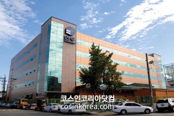 KB증권은 &nbsp;연우에 대해 “전방 시장의 업황 악화가 예상 대비 장기화되면서 이에 따른 매출과 이익 감소 추세가 이어지고 있다”고 진단했다. 이어 목표가를 기존 33,000원에서 30,000원으로 9% 하향했다. 이미지 출처 : 연우 홈페이지&nbsp;