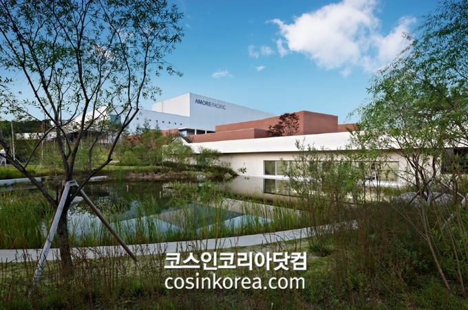 아모레퍼시픽 오산 뷰티파크가 국내 화장품업계 최초로 폐기물 매립 제로 국제 검증을 획득했다. 전체 발생 폐기물량 4,292톤 중 4,043톤을 순환자원화해&nbsp;94%의 재활용 전환율로 응용 안전 과학 분야의 글로벌 리더인 UL Solutions사로부터 실버 등급을 받았다.