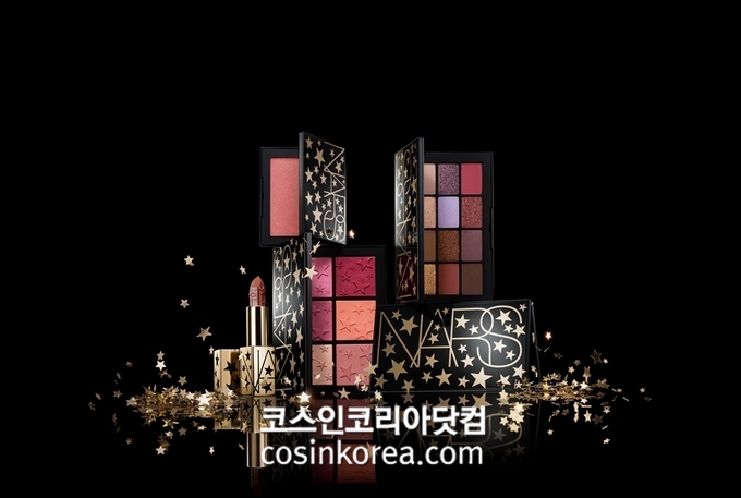 모던 메이크업 아티스트 브랜드 나스(NARS)가 다가오는 홀리데이 시즌을 맞이해 겨울 밤 하늘의 빛나는 별을 연상시키는 골드 빛 리미티드 컬렉션 ‘홀리데이 2022 컬렉션’을 출시한다.