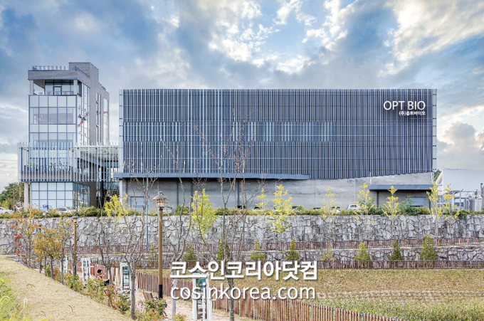 첨단 바이오 소재 기업 옵트바이오가 국내 천연물 소재에 생명 과학 기술을 적용한 차세대 첨단 바이오 신기술로 천연물 소재 분야에서 성장을 거듭하고 있다. 그 중심에 국내 최대 규모의 연구 능력을 갖춘 옵트바이오의 R&D 연구소가 있다.