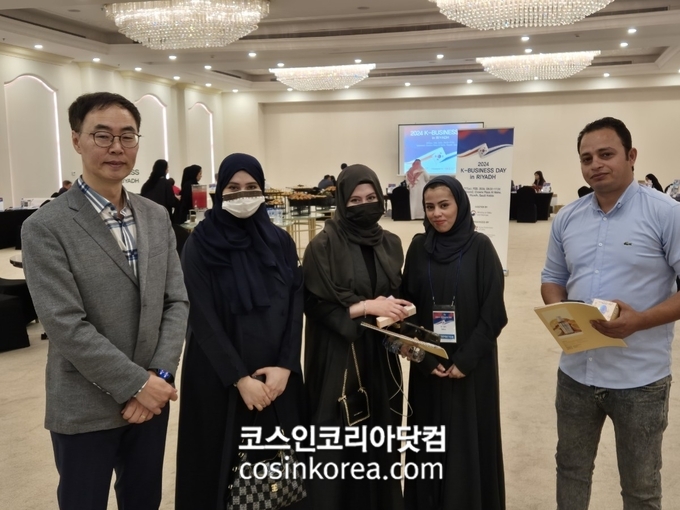 (사)한국뷰티산업무역협회는 중소벤처기업부, 중소기업중앙회와 함께 국내 유망 중소기업 20여개의&nbsp;중동 시장 진출을 지원하기 위해 'K-Business Day in Middle East 2024' 수출상담회를 지난&nbsp;27일(리야드)과 29일(두바이)에 개최했다.